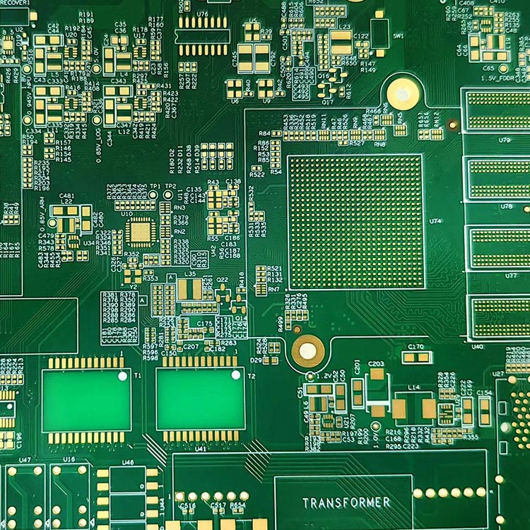 Hvordan understøtter PCB -fabrikationsudvikling af elektronikindustrien med sine kerneegenskaber?